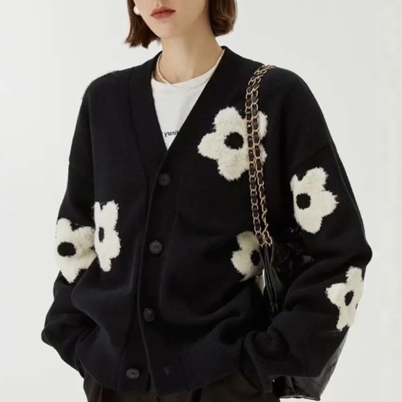 Daisy sweater cardigan flower floral black white button down v-neck knit - Picture 2 of 7
